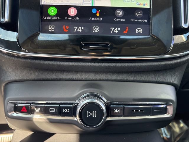 Used 2025 Volvo XC40 B5 Plus image 22