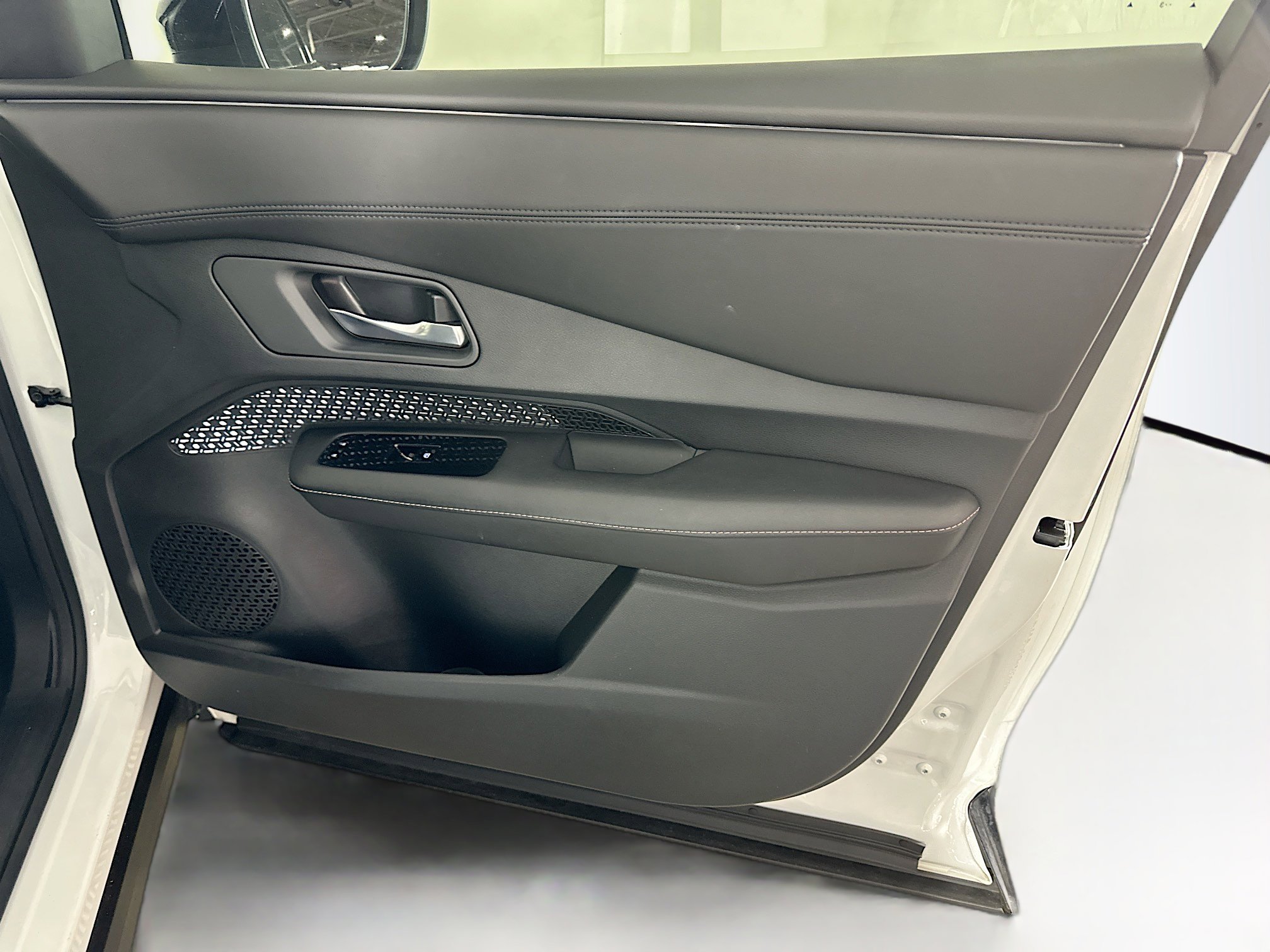 Used 2023 Nissan Ariya FWD image 34