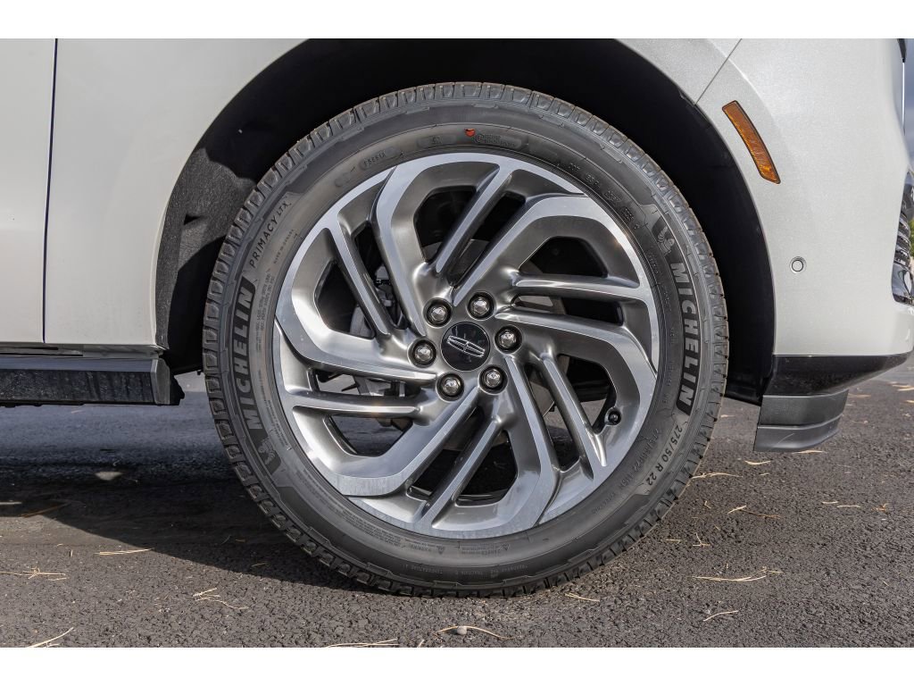 Used 2025 Lincoln Navigator L Reserve image 9