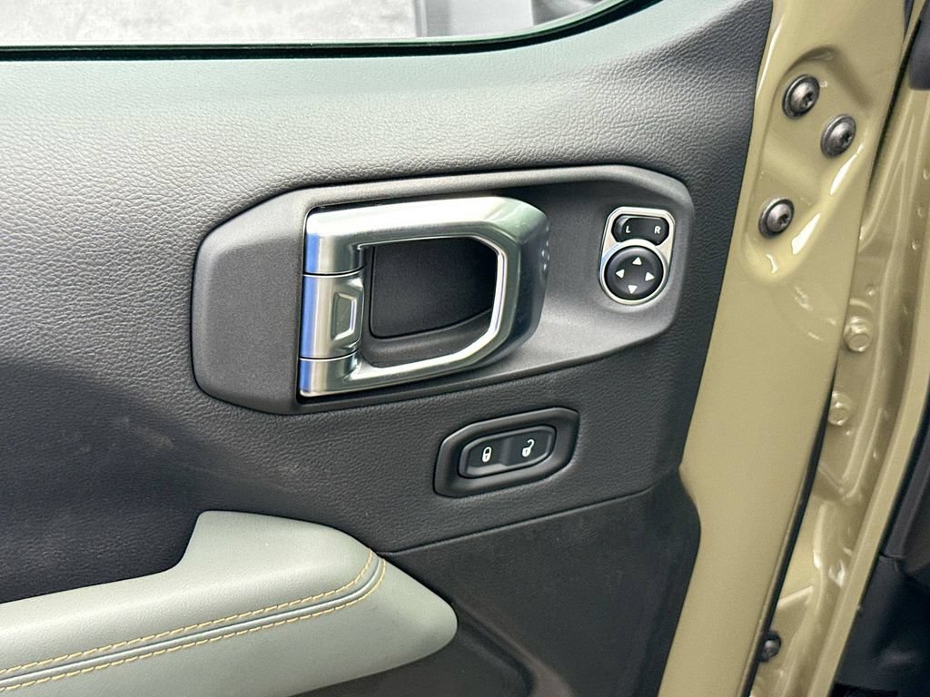 Used 2025 Jeep Gladiator Mojave w/ Safety Group AWD/4WD image 19