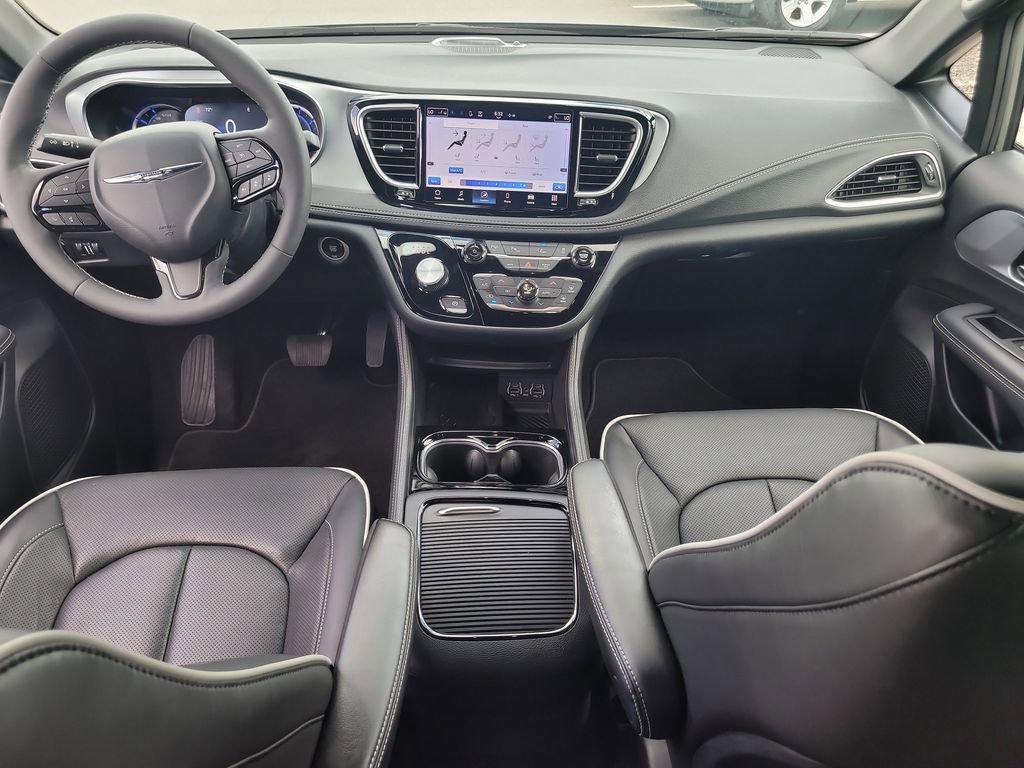 Used 2025 Chrysler Pacifica Premium image 14