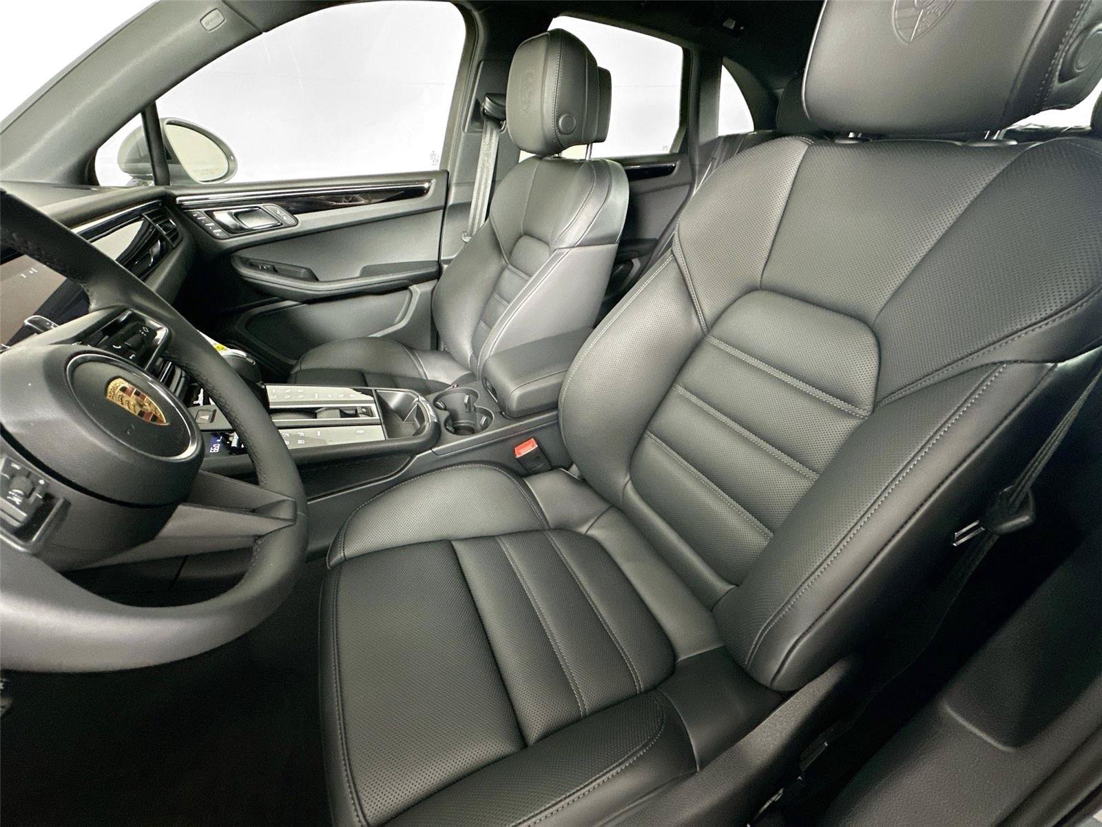Certified 2026 Porsche Macan Turbo AWD/4WD image 5
