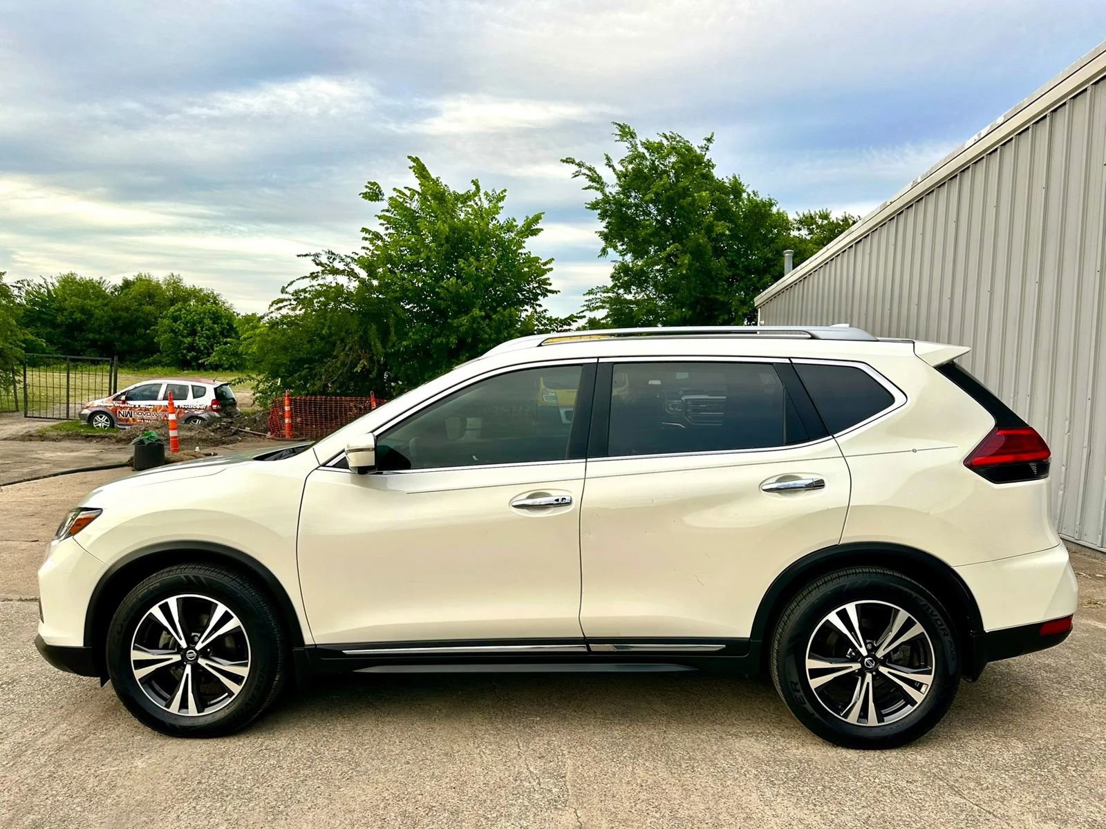 Used 2017 Nissan Rogue SL w/ SL Premium Package FWD image 3
