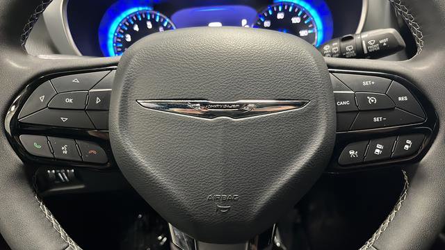 Used 2025 Chrysler Pacifica Limited image 17