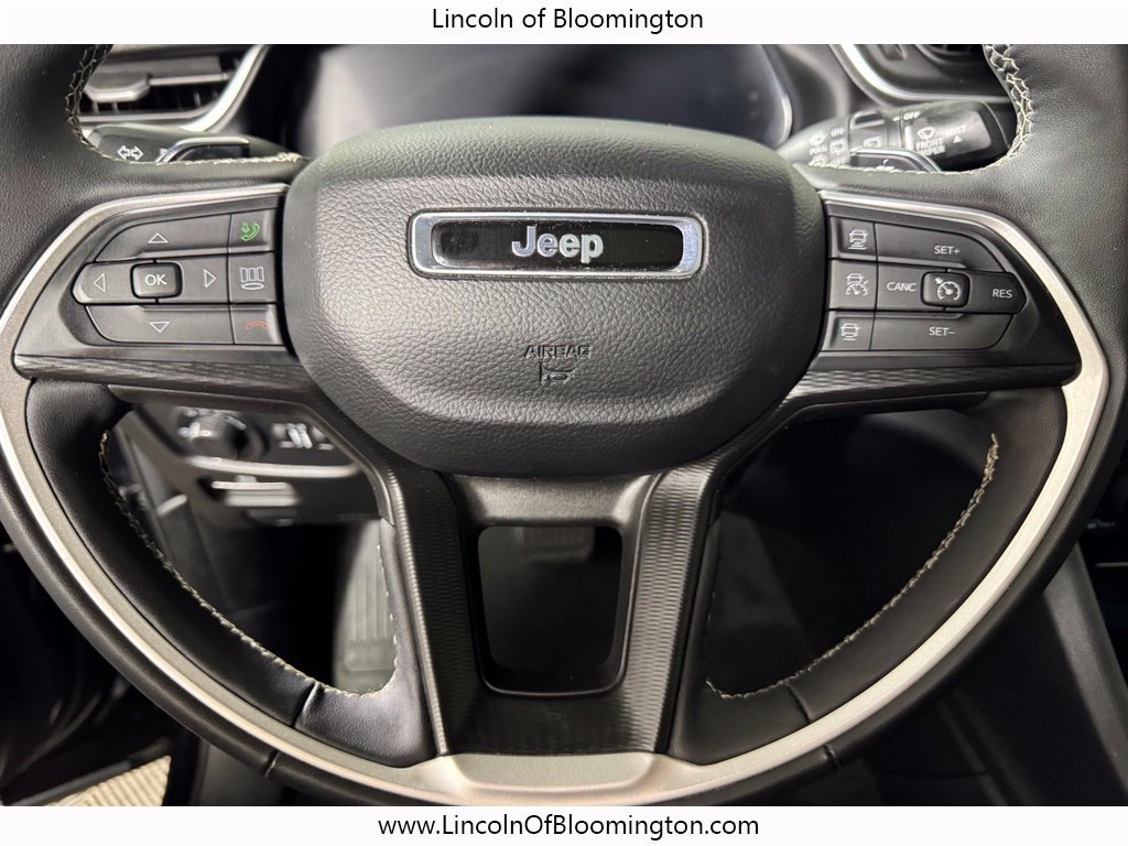 Used 2025 Jeep Grand Cherokee Laredo X w/ Luxury Tech Group I AWD/4WD image 16