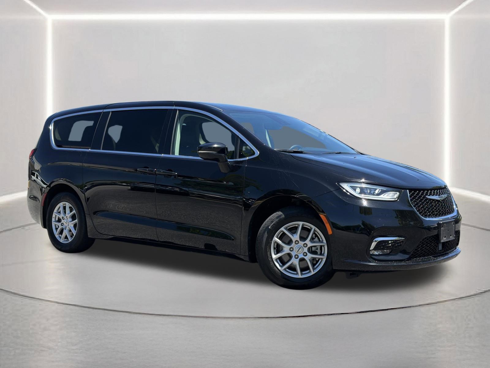 Used 2024 Chrysler Pacifica Touring-L FWD image 2