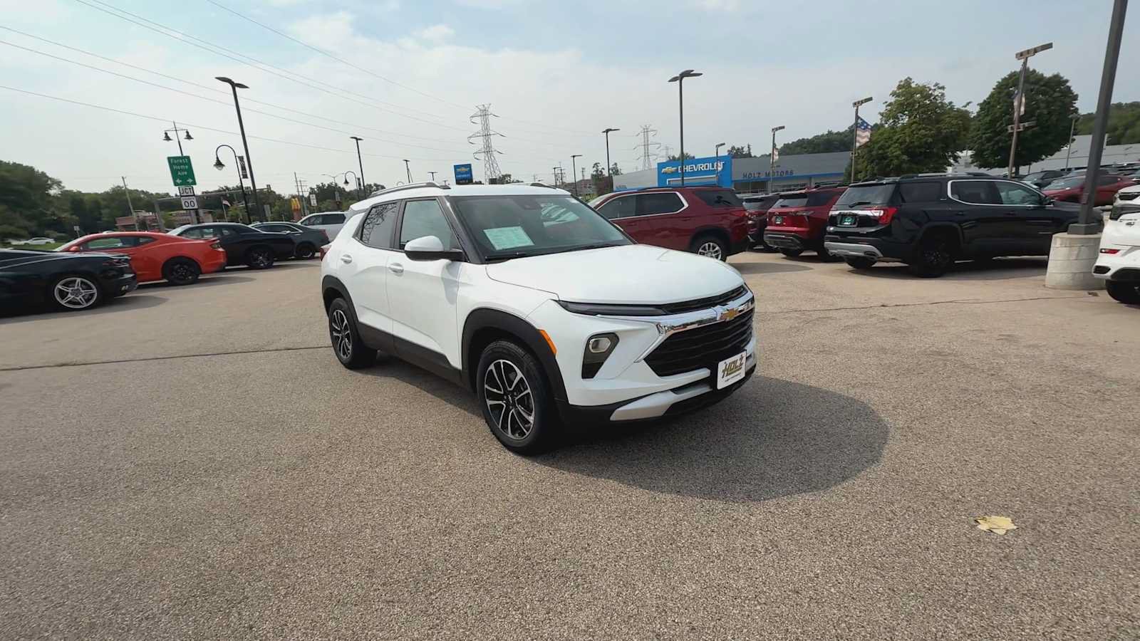 Used 2025 Chevrolet TrailBlazer LT FWD image 2