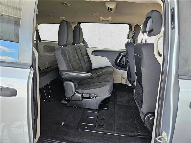 Used 2019 Dodge Grand Caravan SE w/ UConnect Hands-Free Group image 17