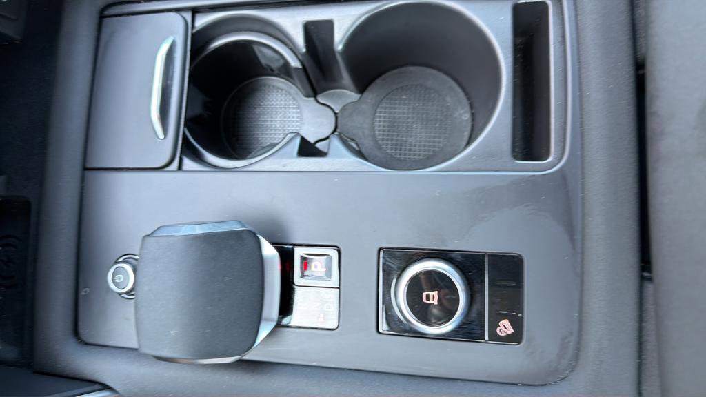 Used 2025 Land Rover Discovery S image 29