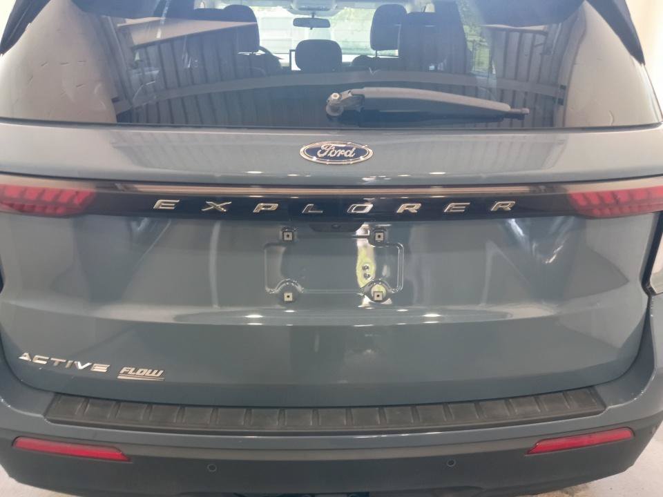 Used 2025 Ford Explorer Active RWD image 17