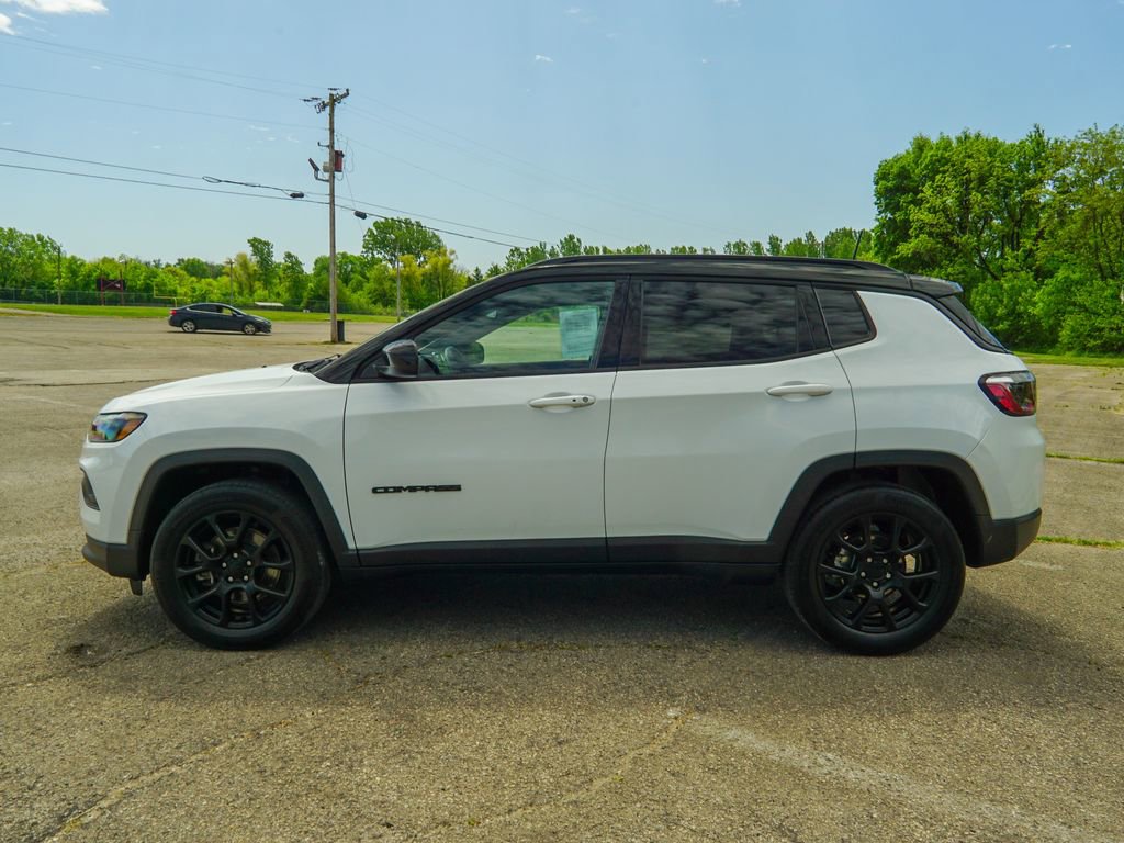 Used 2023 Jeep Compass Altitude w/ Sun and Sound Group AWD/4WD image 5