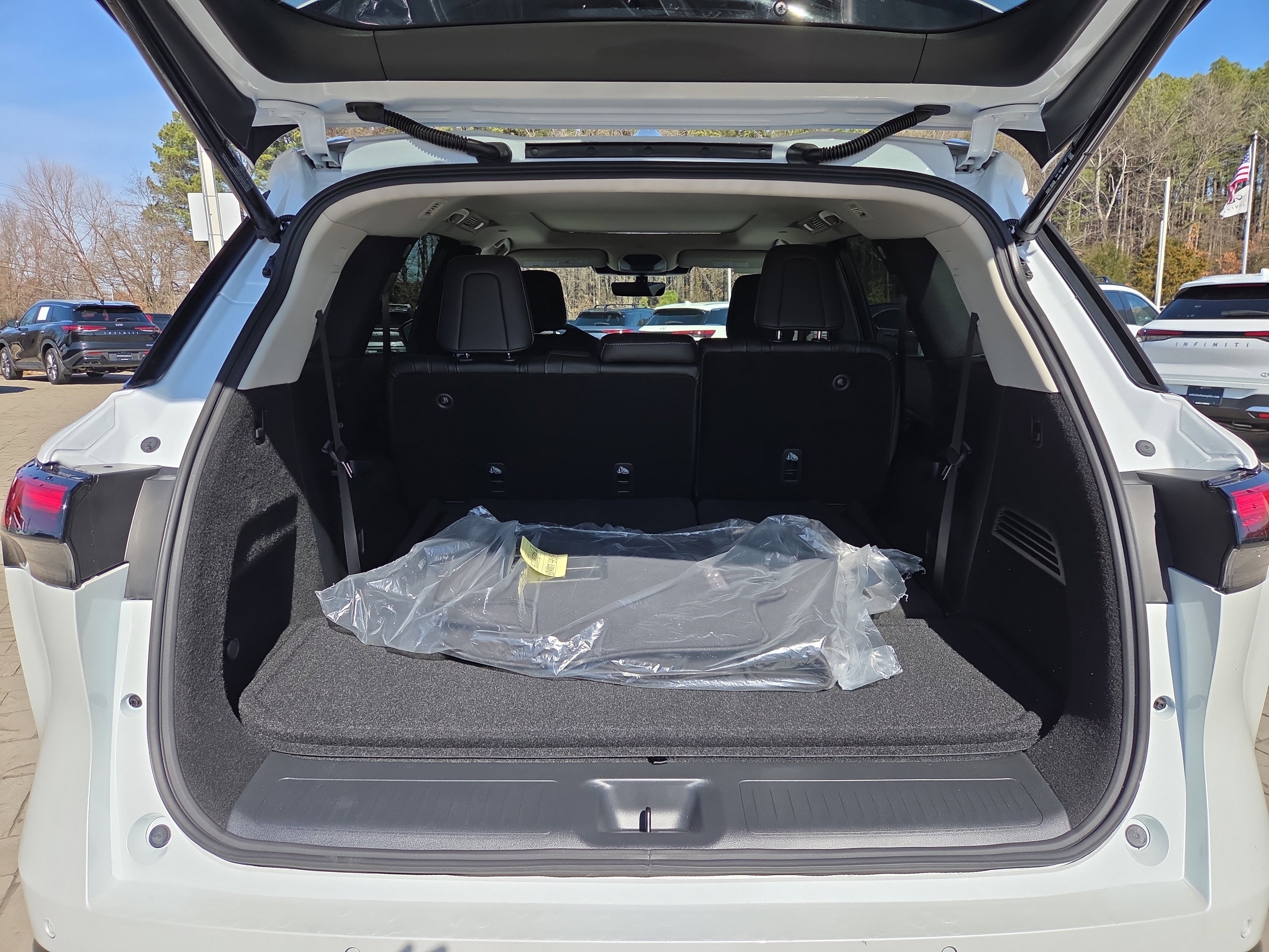 Used 2026 INFINITI QX60 Luxe w/ Cargo Package image 9