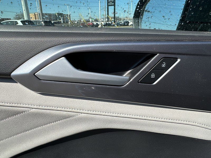 New 2025 Volkswagen Taos SEL image 18