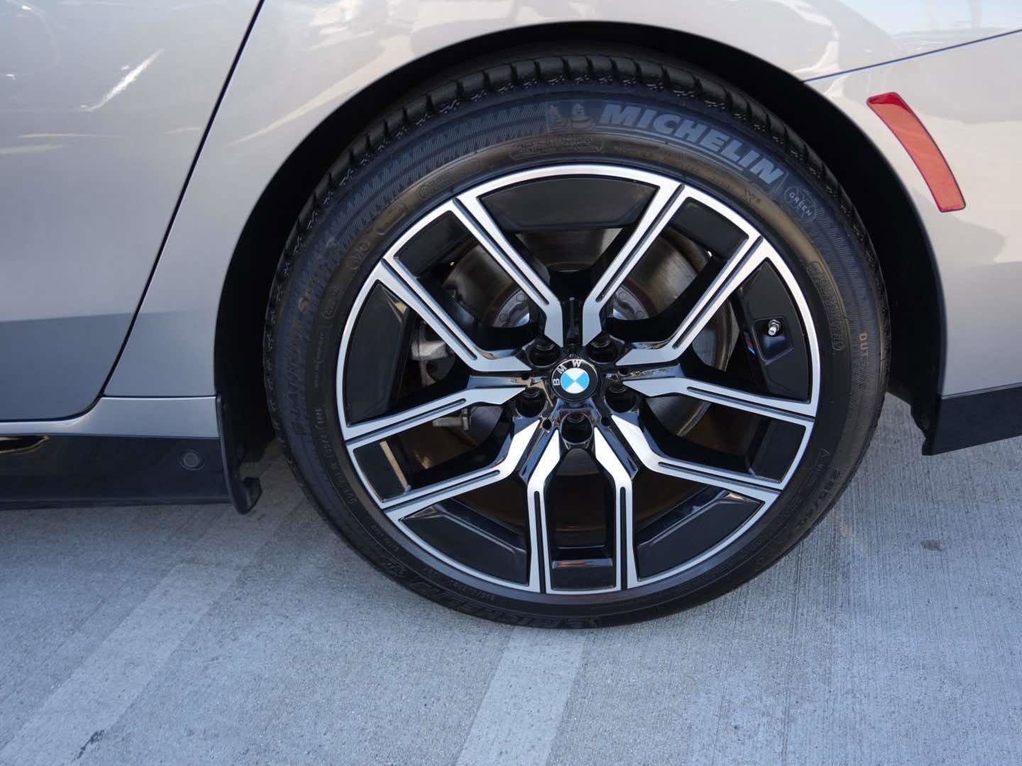 Used 2025 BMW 750e xDrive AWD/4WD image 6