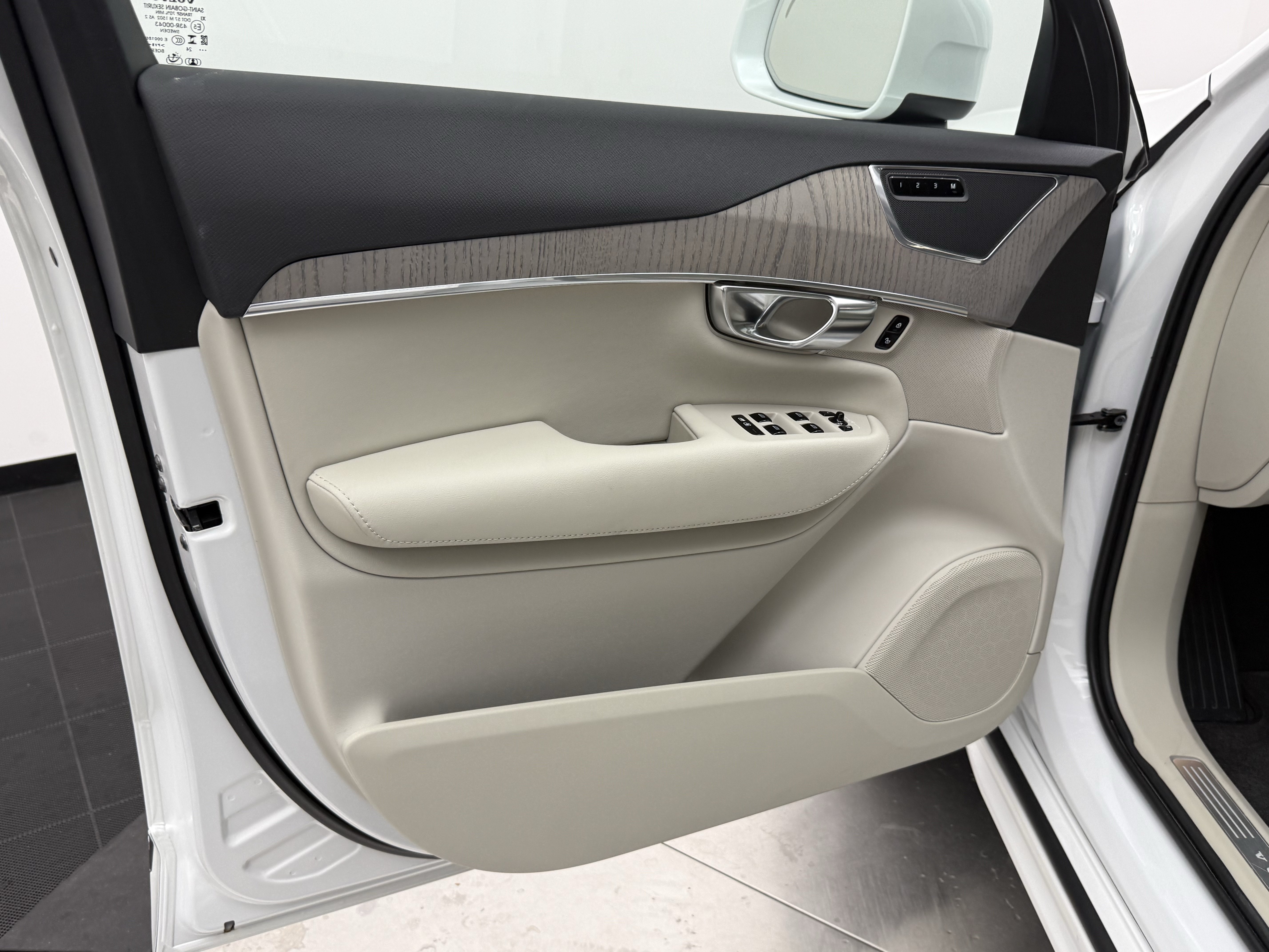Certified 2025 Volvo XC90 B5 Plus w/ Protection Package Premier AWD/4WD image 10