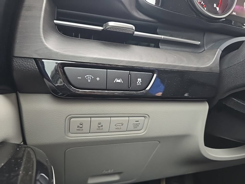 Used 2023 Kia Carnival EX FWD image 25