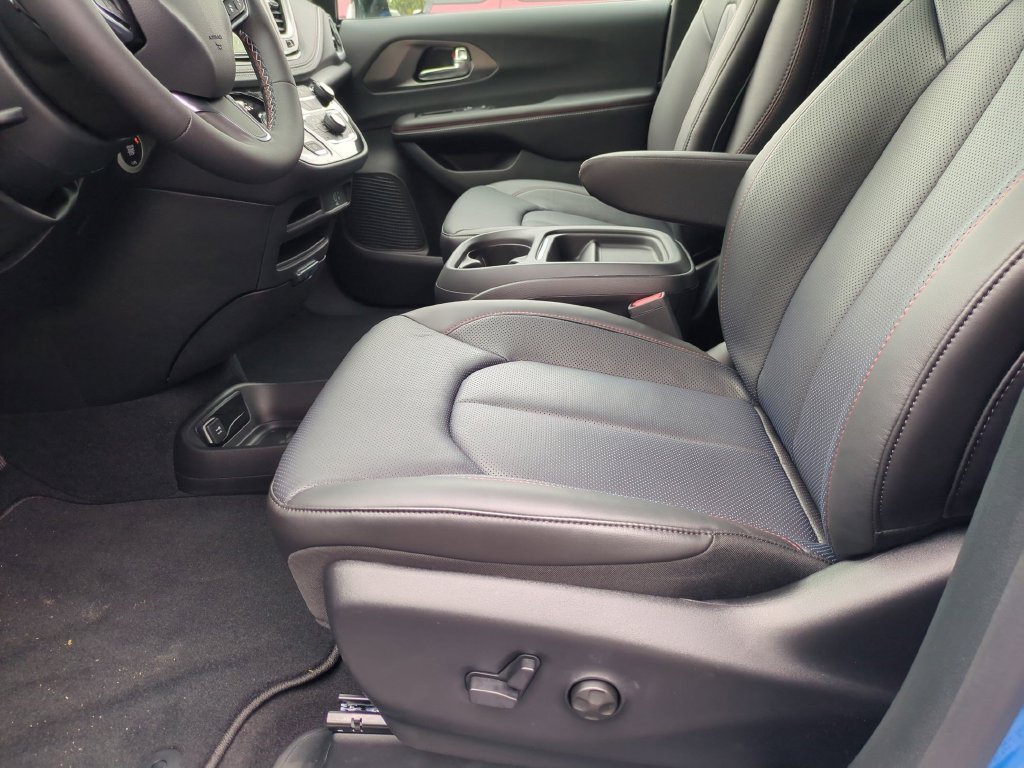 New 2027 Chrysler Pacifica Select FWD image 14