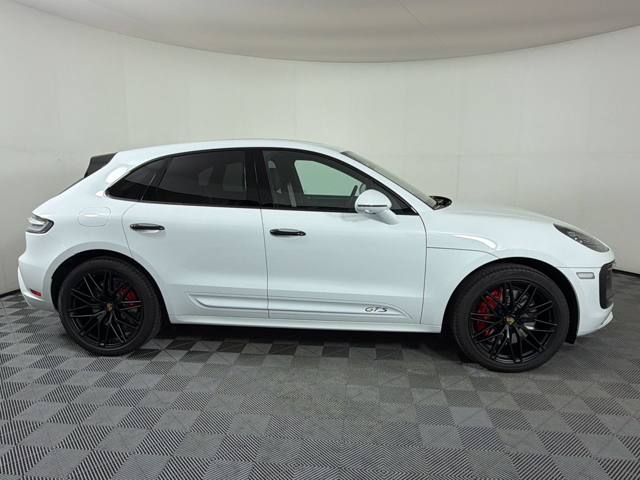Used 2025 Porsche Macan GTS AWD/4WD image 9