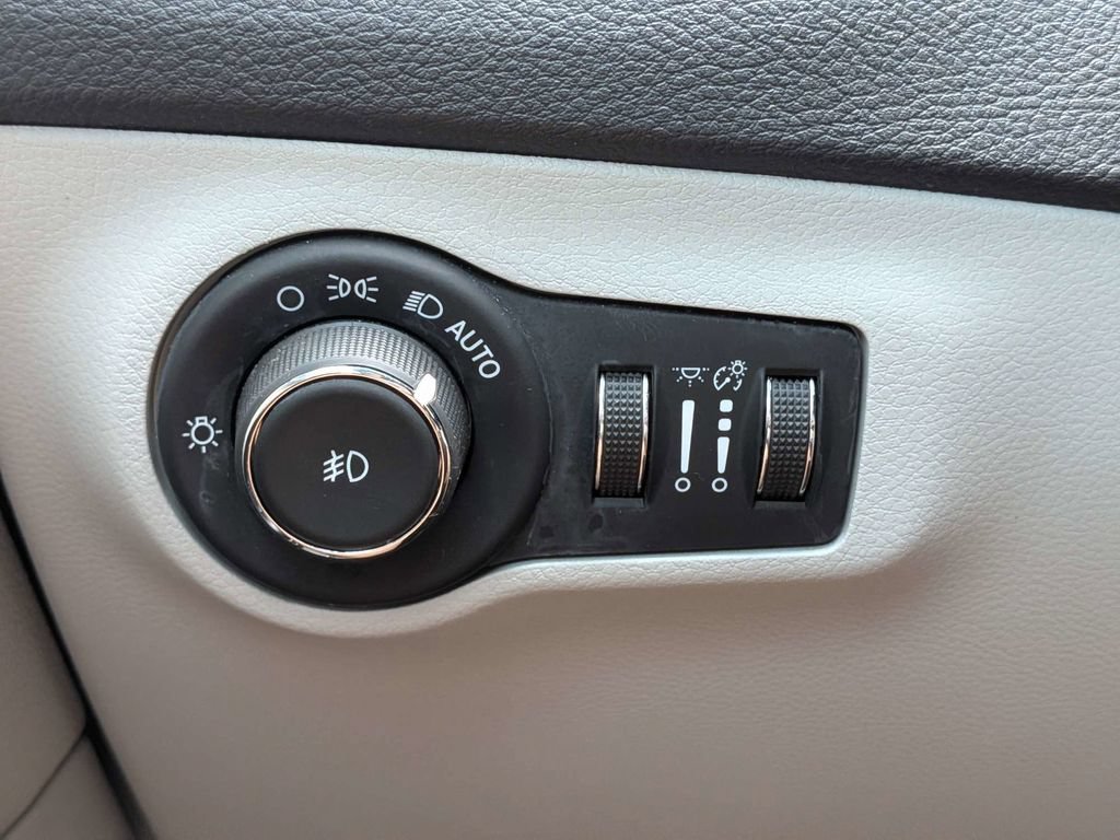 Used 2019 Jeep Compass Latitude FWD image 29