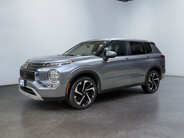 Used 2023 Mitsubishi Outlander SE image 1