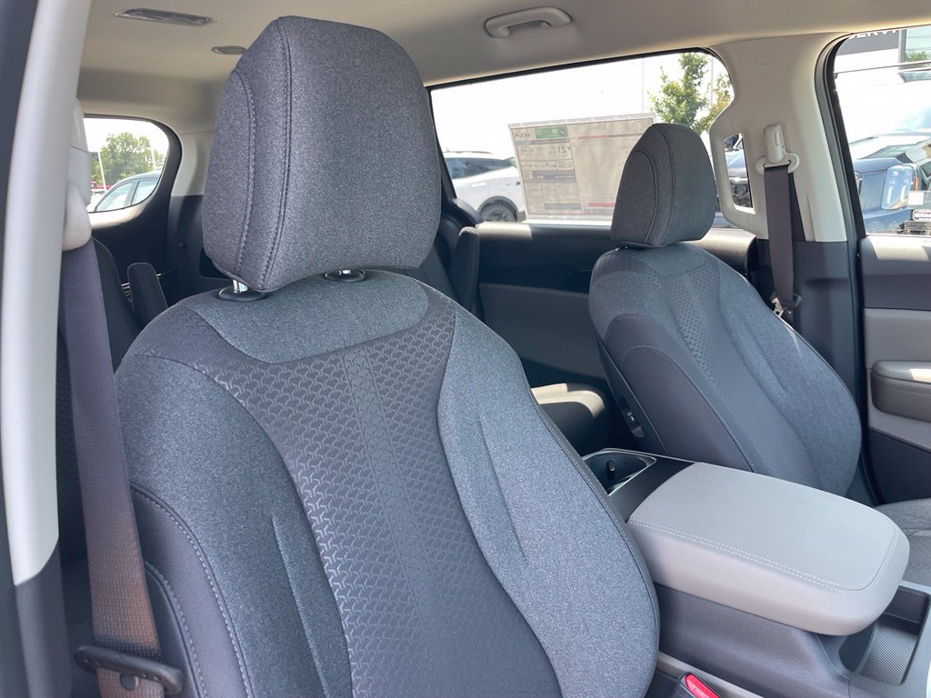 New 2026 Kia Carnival LX FWD image 30