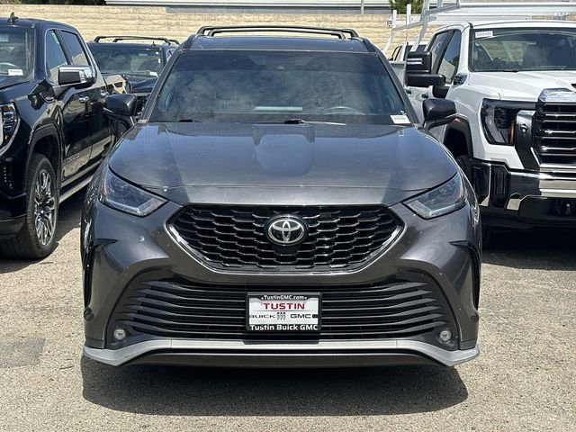 Used 2021 Toyota Highlander XSE FWD image 2