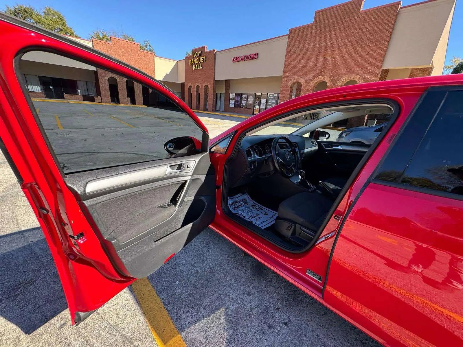 Used 2016 Volkswagen Golf S image 2