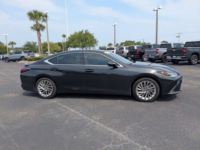 Used 2022 Lexus ES 350 Ultra Luxury w/ Accessory Package 2 FWD image 2