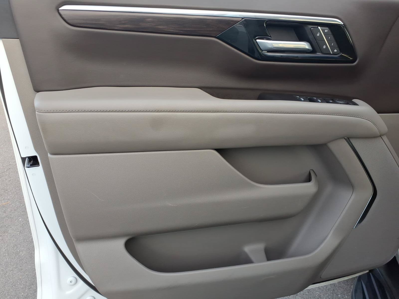 Used 2025 Chevrolet Suburban LT RWD image 12