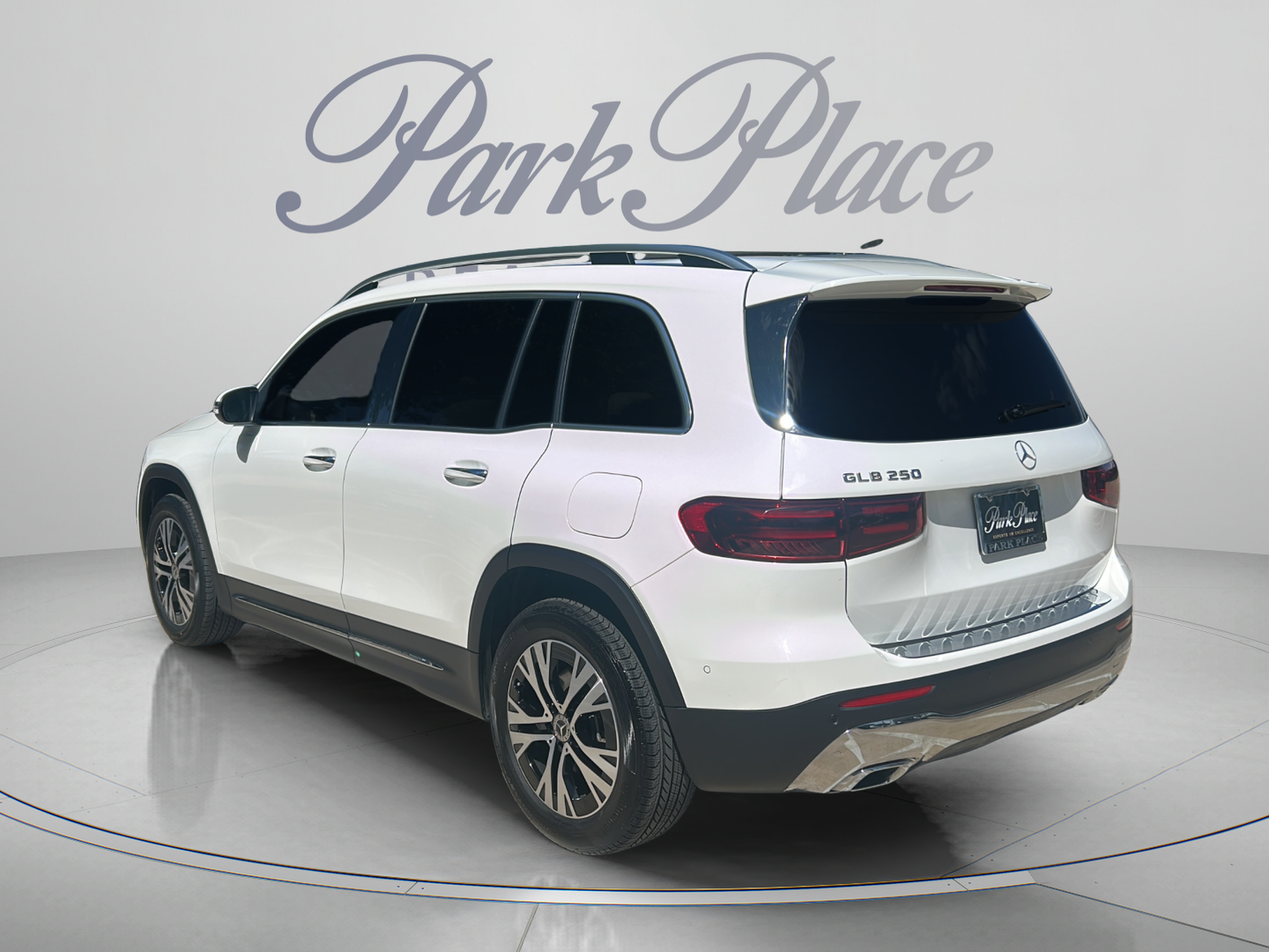 Used 2025 Mercedes-Benz GLB 250 image 3