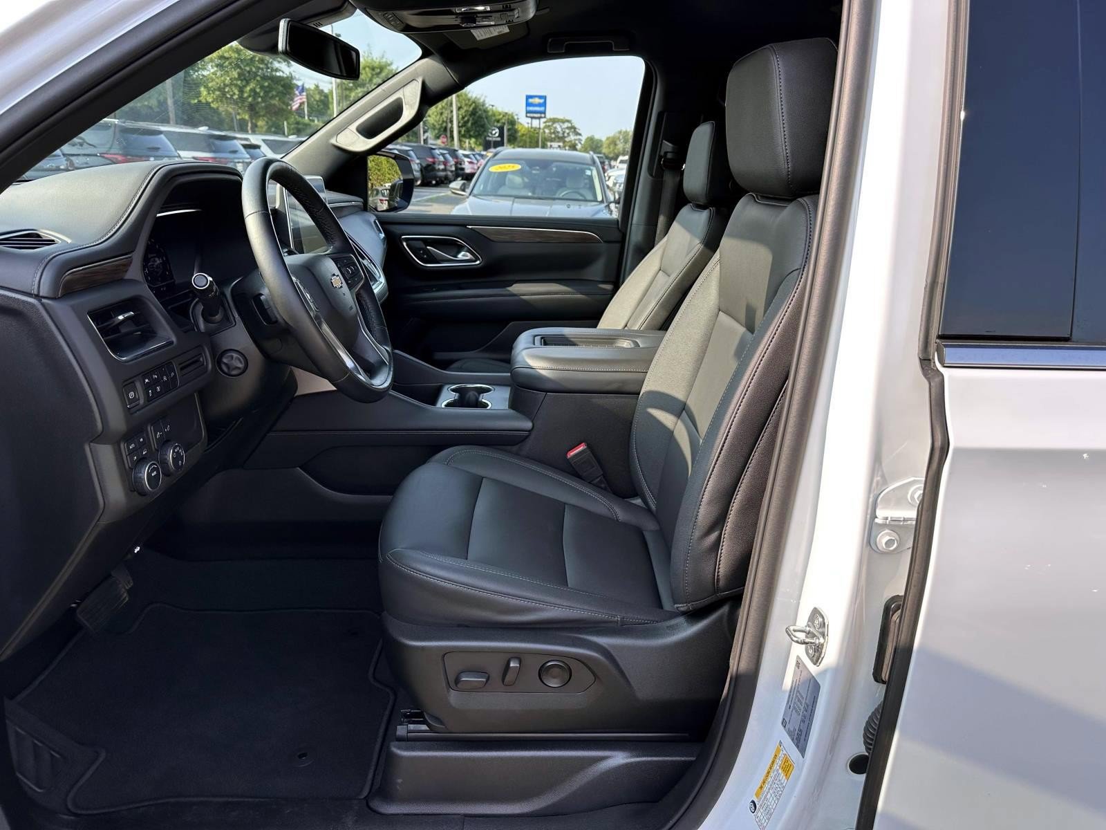 Used 2022 Chevrolet Suburban LT w/ Luxury Package AWD/4WD image 11