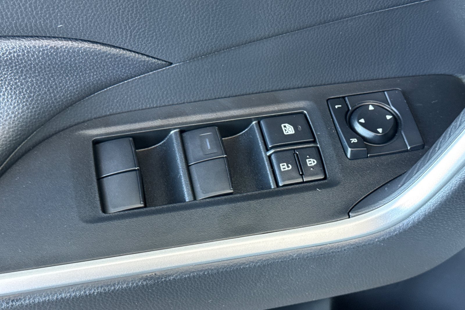 Used 2023 Toyota RAV4 LE AWD/4WD image 18
