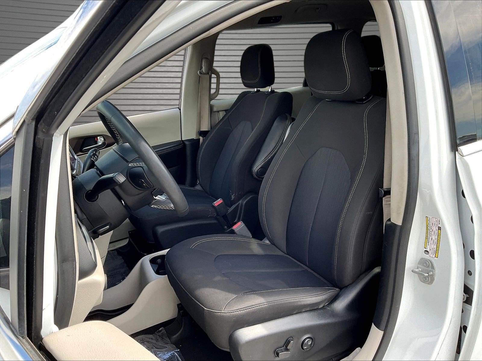 Used 2022 Chrysler Voyager LX FWD image 18