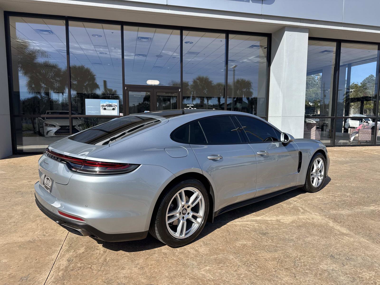 Used 2021 Porsche Panamera image 3