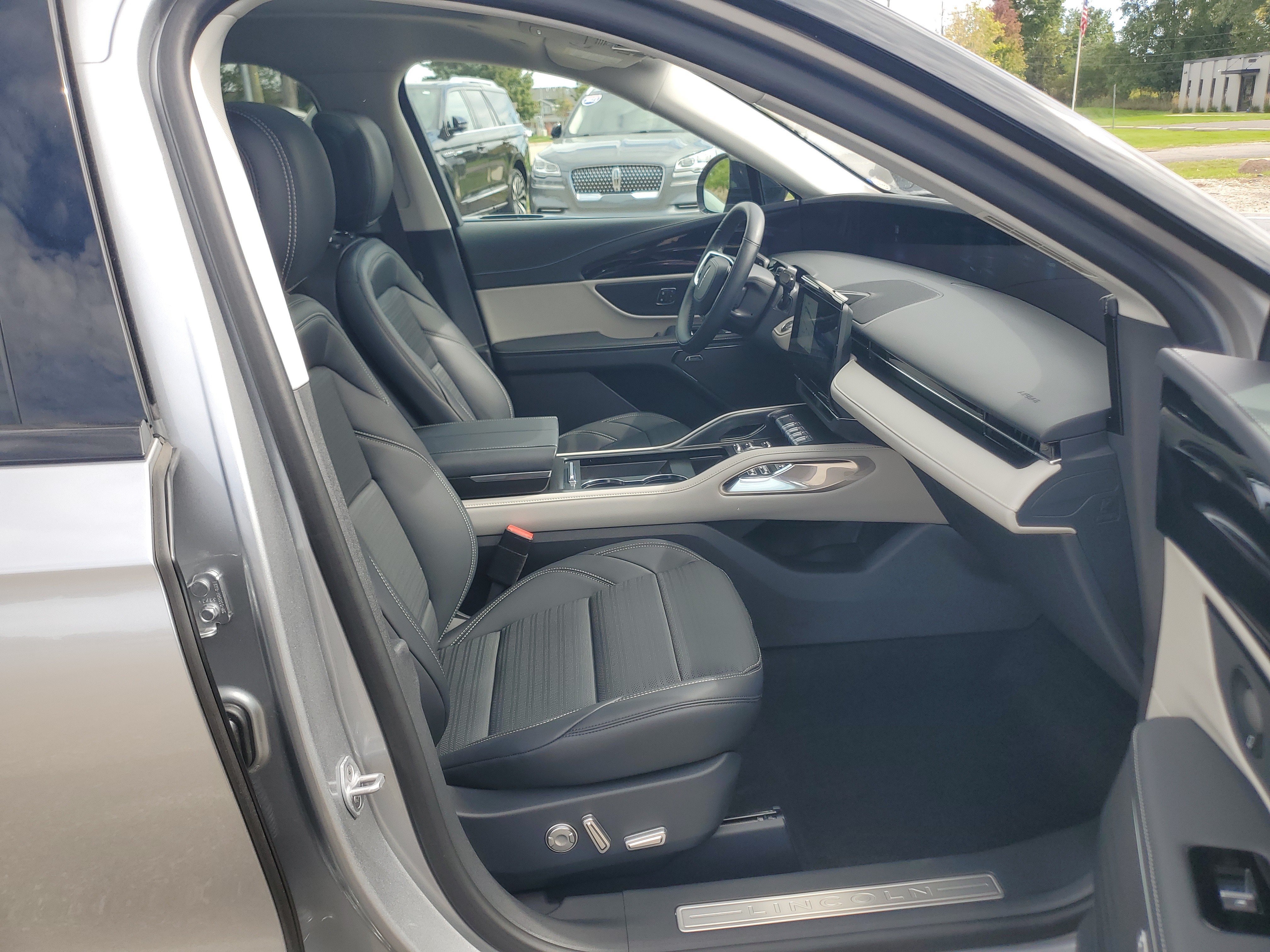 Certified 2025 Lincoln Nautilus Reserve AWD/4WD image 9