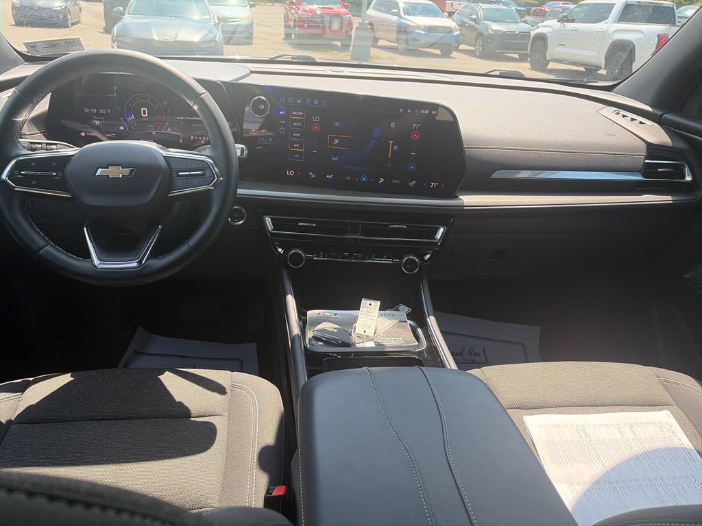 Used 2025 Chevrolet Traverse LT w/ Driver Confidence Package AWD/4WD image 16