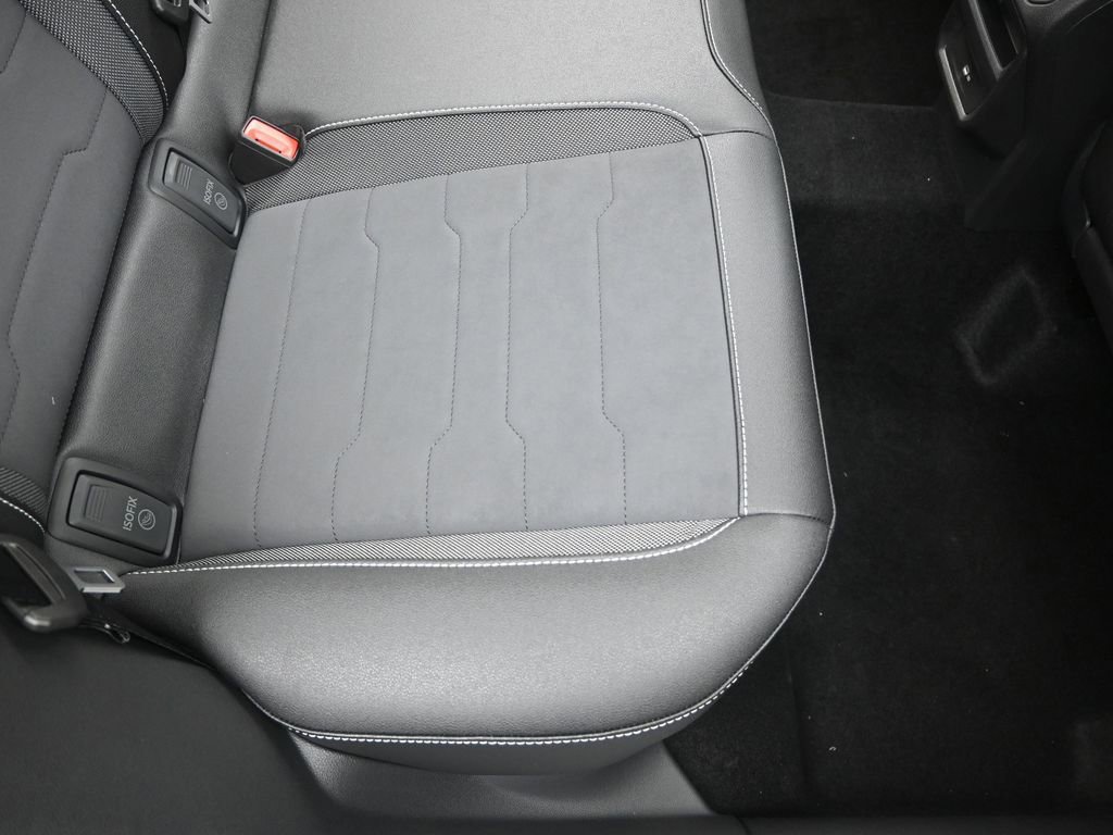 Used 2025 Volkswagen Taos SE w/ Panoramic Sunroof Package image 16