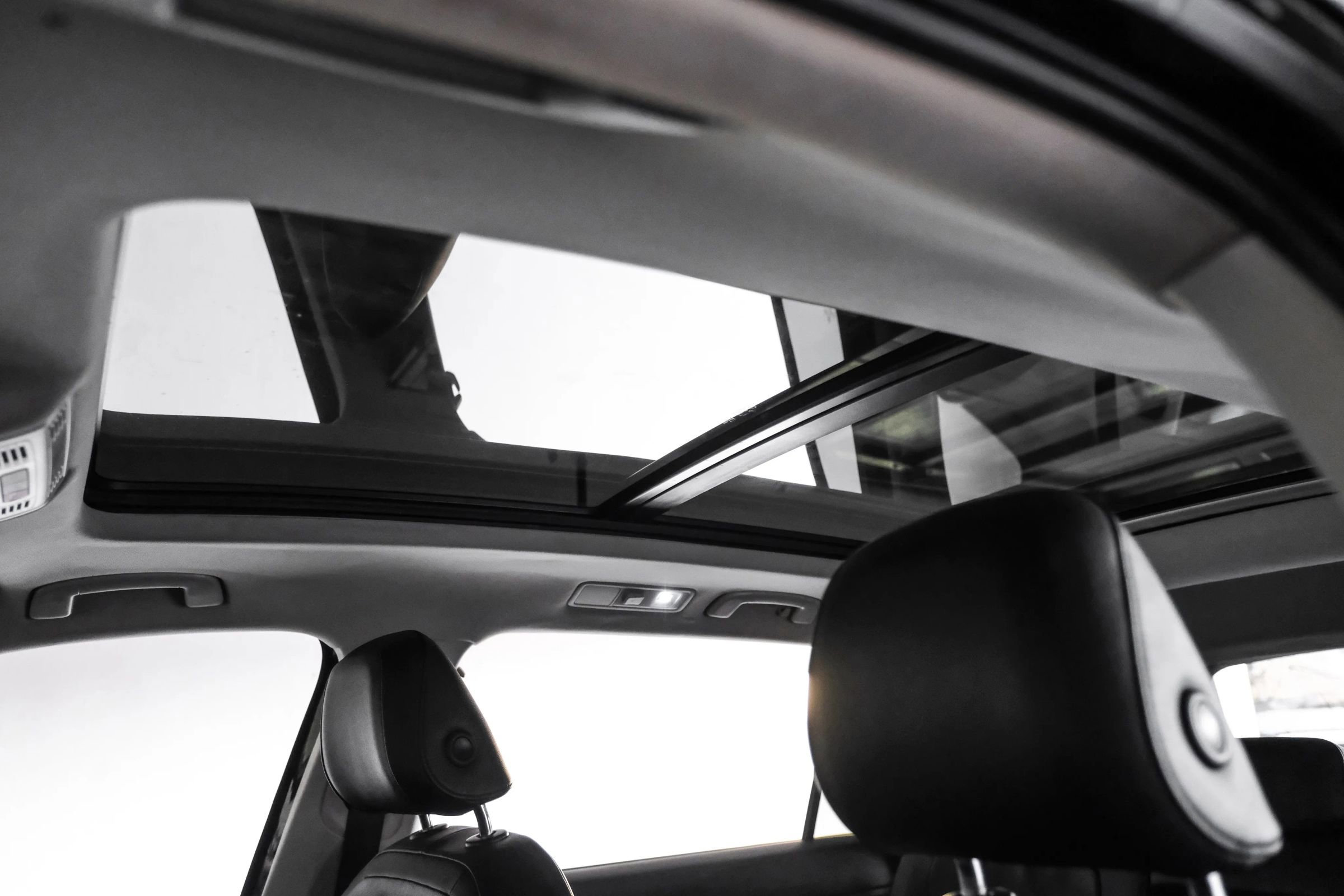 Used 2018 Volkswagen Tiguan SEL Premium image 4