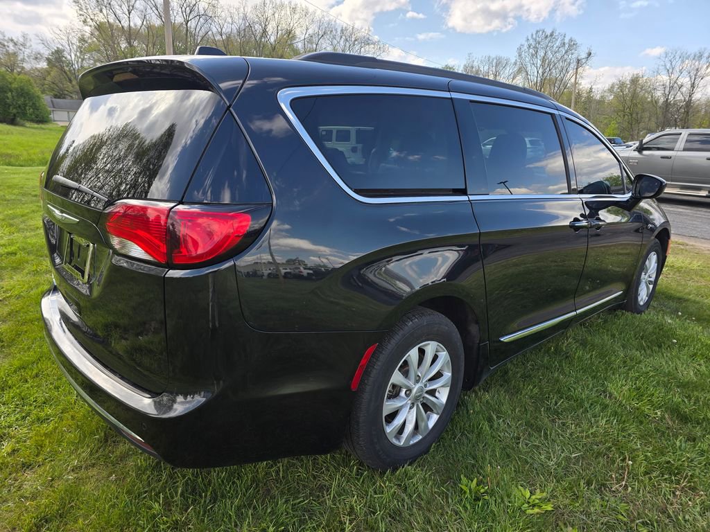 Used 2017 Chrysler Pacifica Touring-L FWD image 7