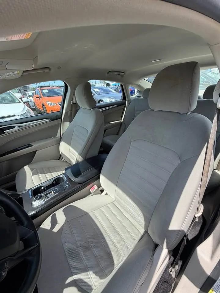 Used 2018 Ford Fusion SE FWD image 6