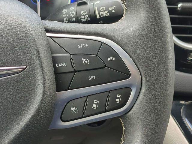 Certified 2023 Chrysler Pacifica Touring-L image 32