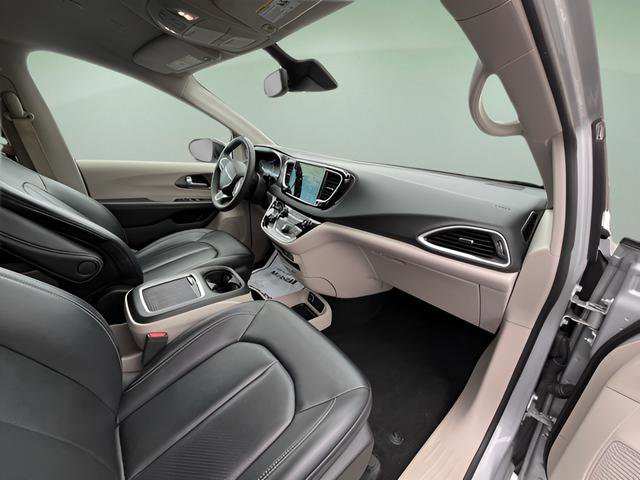 Used 2024 Chrysler Pacifica Touring-L FWD image 37