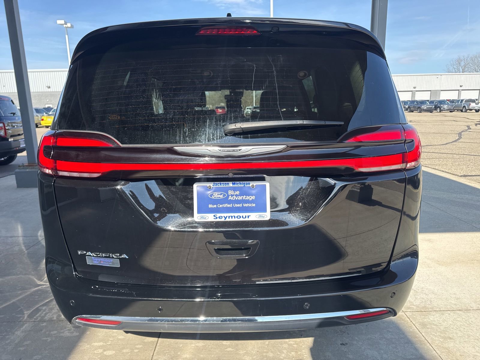 Used 2024 Chrysler Pacifica Touring-L FWD image 6