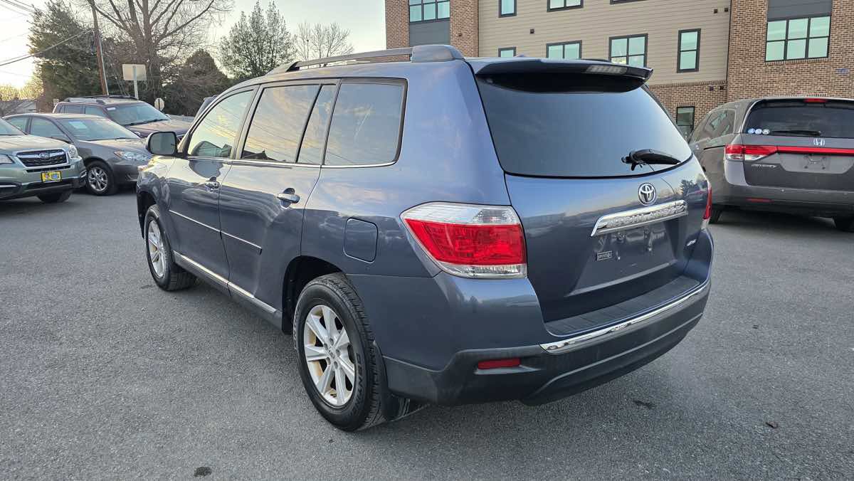 Used 2012 Toyota Highlander SE w/ Tow Pkg image 5