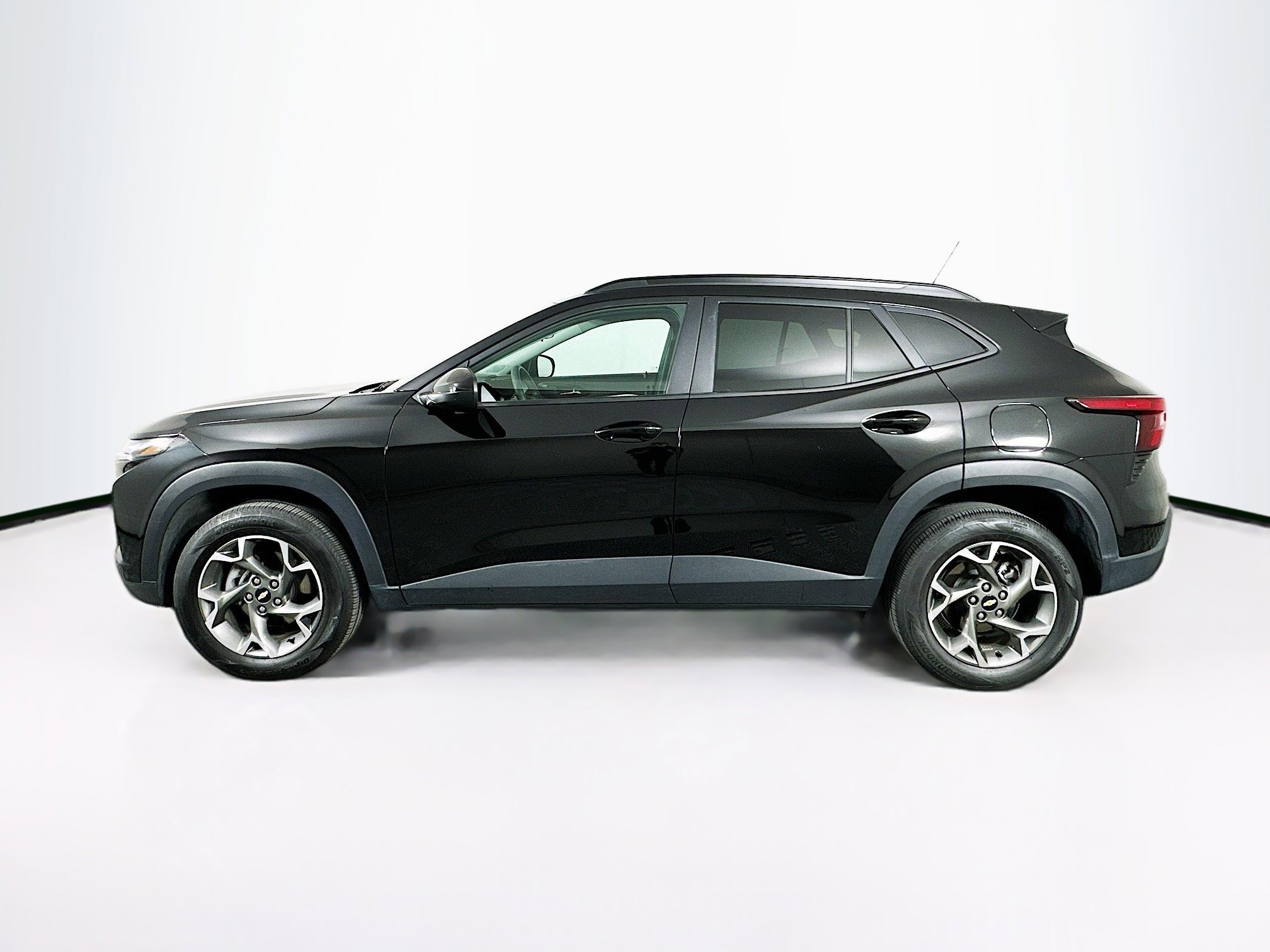 Used 2025 Chevrolet Trax LT FWD image 4
