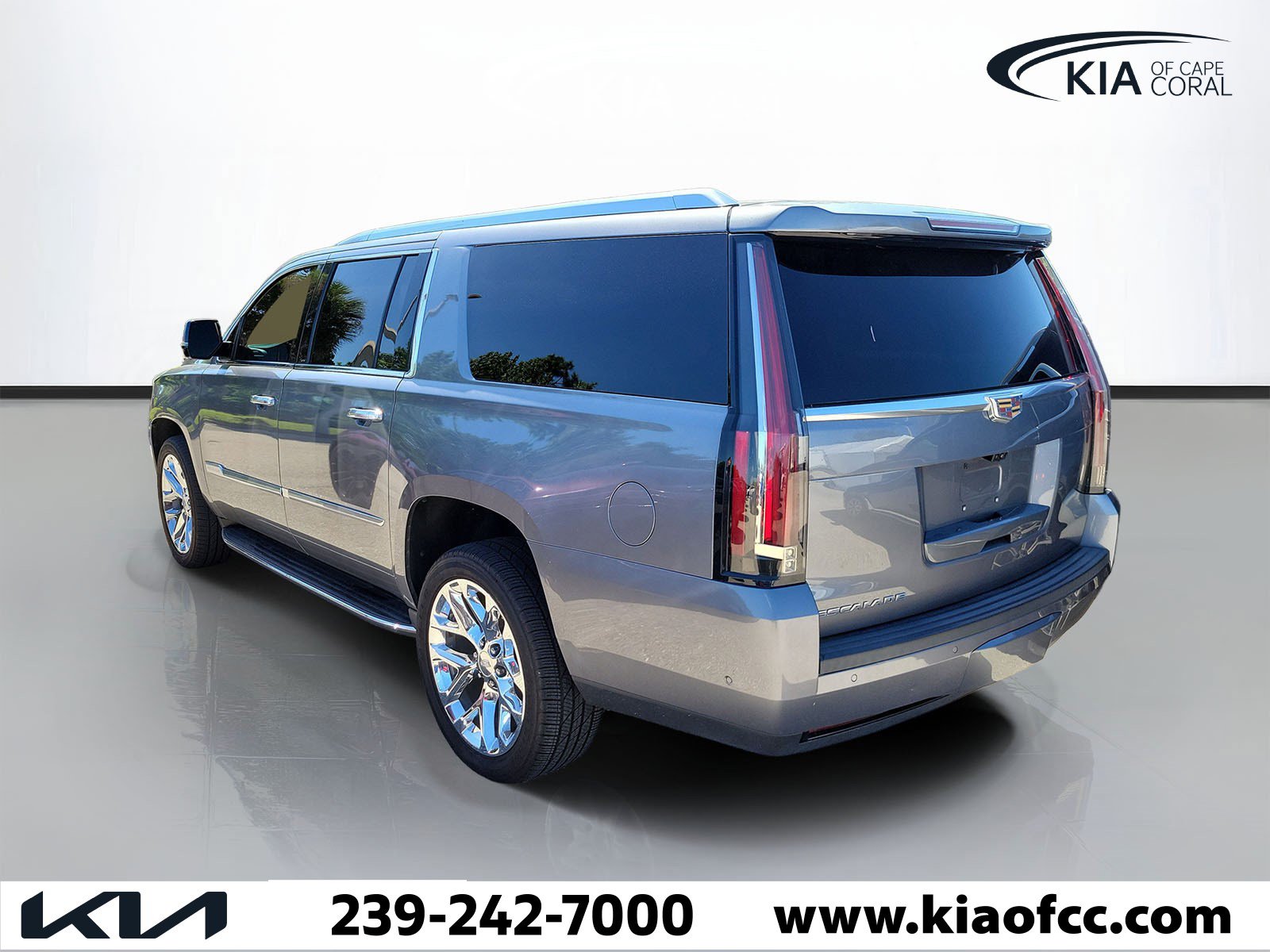 Used 2019 Cadillac Escalade ESV Luxury AWD/4WD image 2