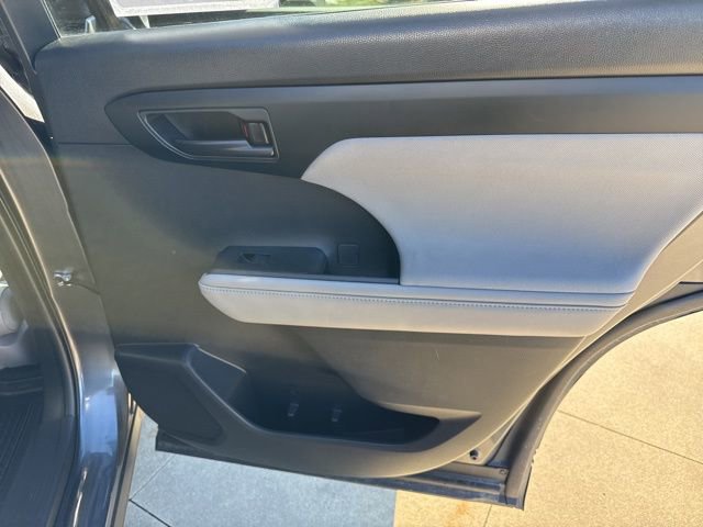 Used 2022 Toyota Highlander LE image 32