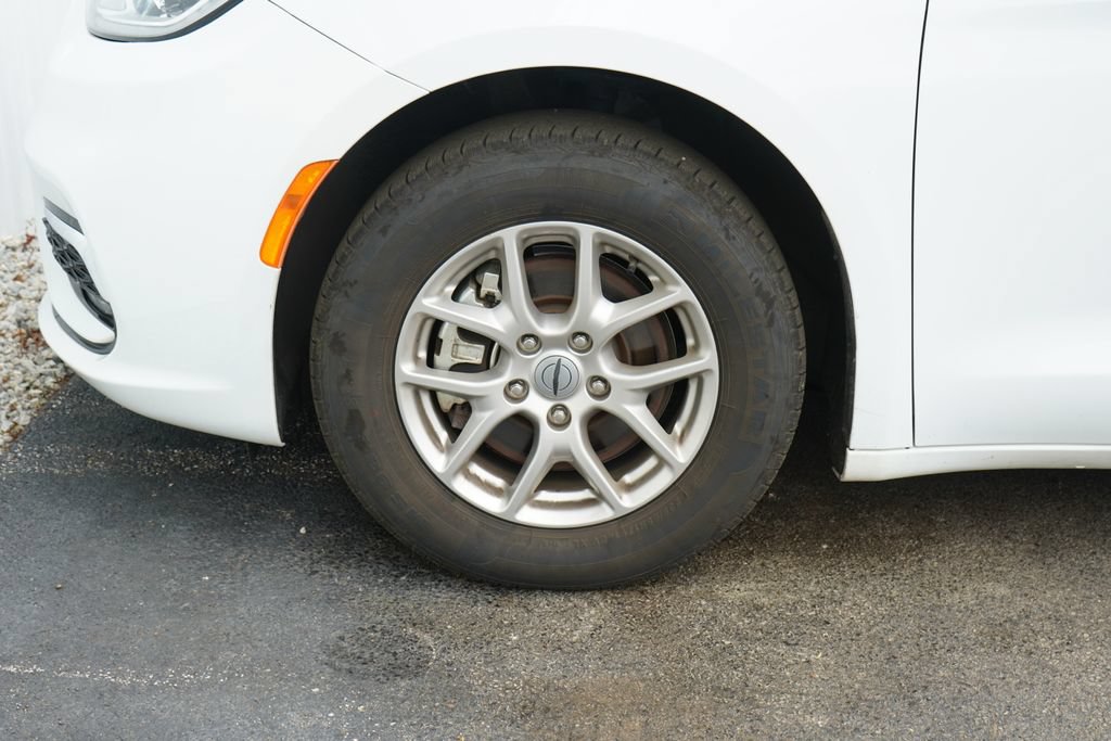 Used 2025 Chrysler Pacifica Select FWD image 6