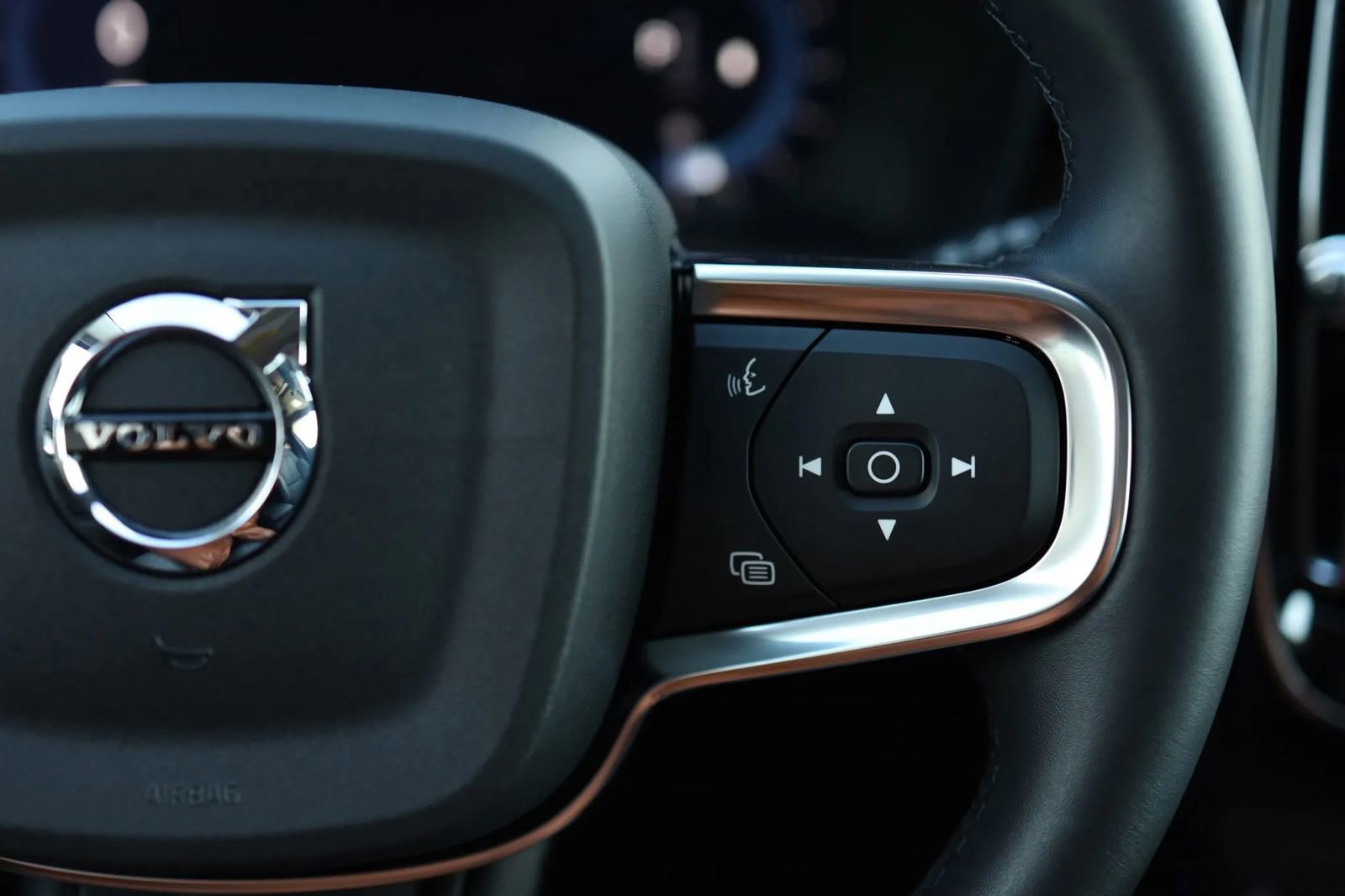 Used 2025 Volvo XC40 B5 Core image 19