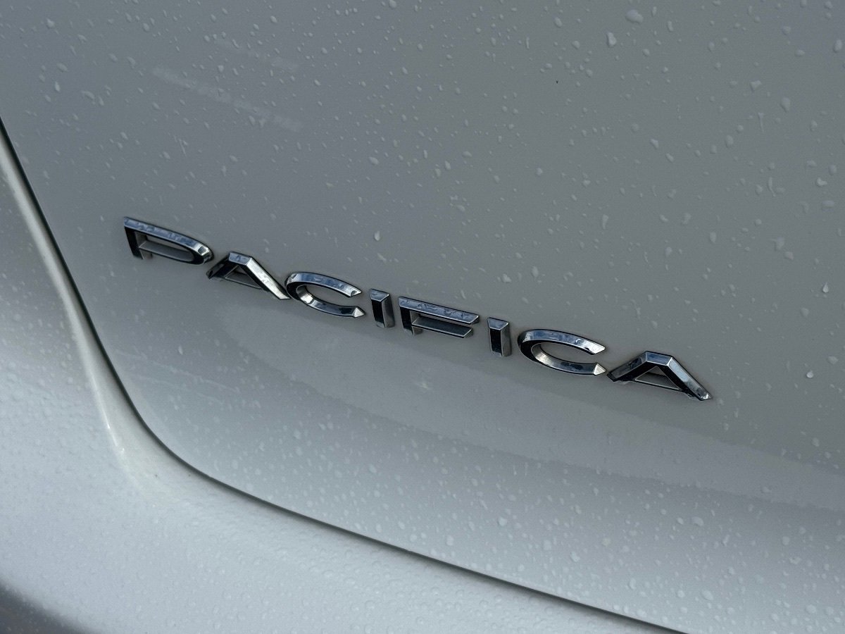 Used 2023 Chrysler Pacifica Touring-L FWD image 14